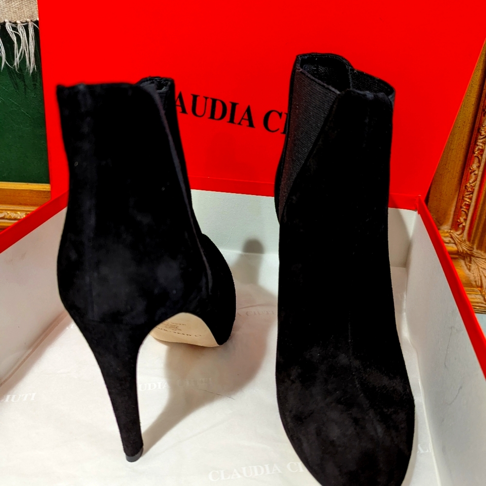 Claudia Ciuti black suede booties
